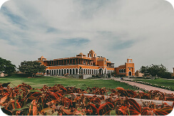 15% de descuento en alojamiento de viernes a sábado.